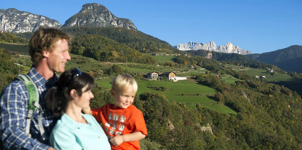 Familie beim Wandern in den Dolomiten